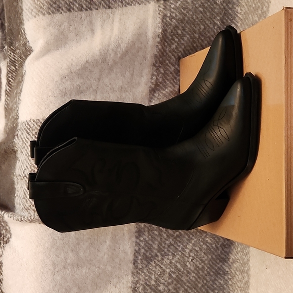 Steve Madden Shoes - Black Cowboy Boots